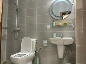 Suihku, ilmaiset hygieniatuotteet, pyyhkeet, saippua