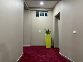 Standard-herbergi með tvíbreiðu rúmi | Skrifborð, vinnuaðstaða fyrir fartölvur, hljóðeinangrun