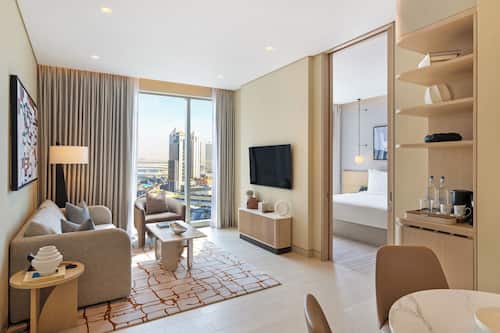 Premier-Suite, Stadtblick | Wohnbereich | 55-Zoll-Smart-TV mit Digitalempfang