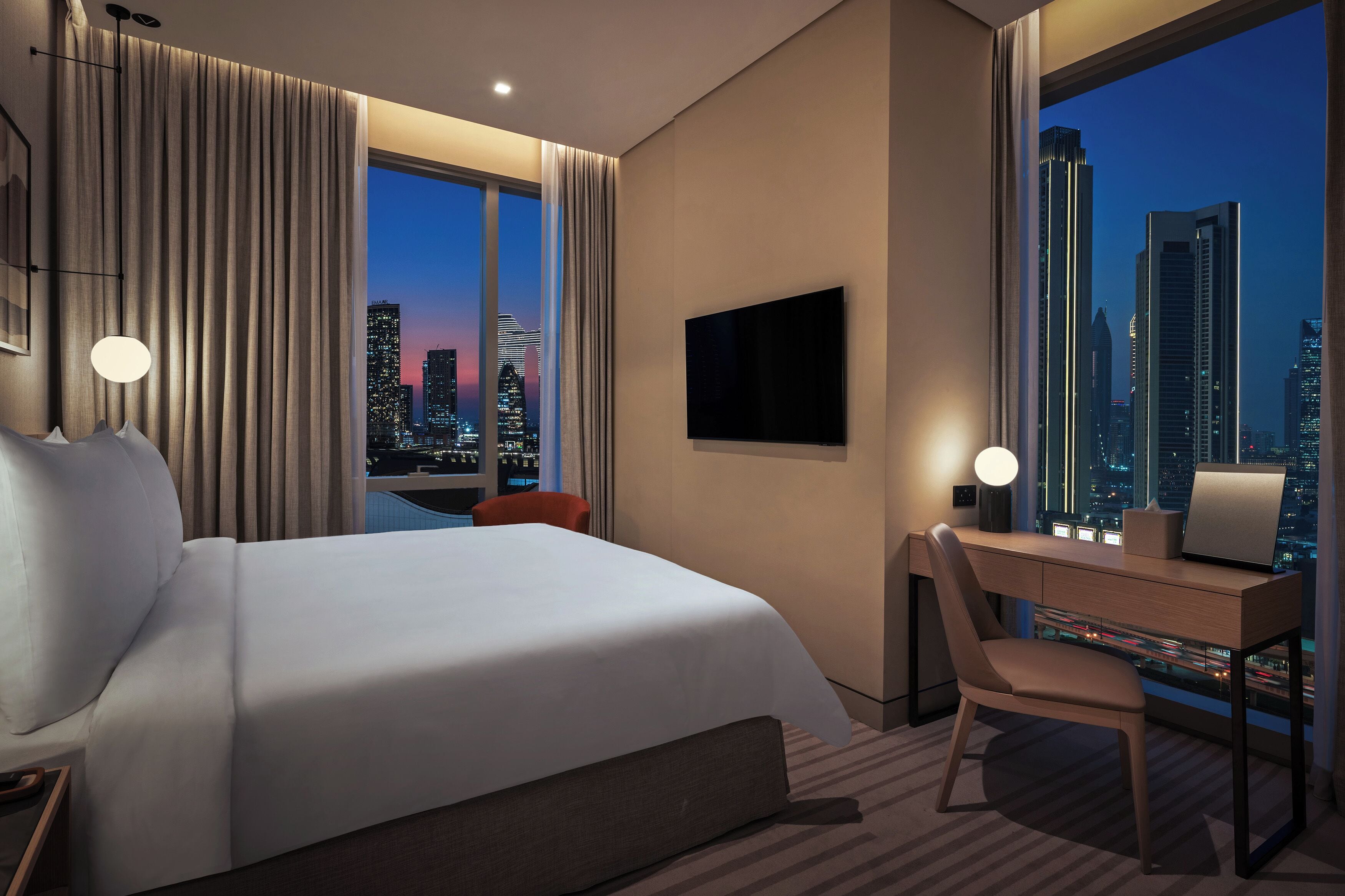 Suite Premier (Burj View) | Seprai premium, minibar, brankas, dan meja kerja