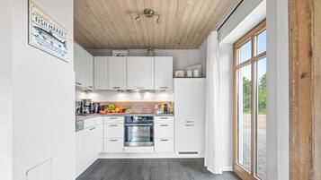 Frigorífico, microondas, horno y placa de cocina