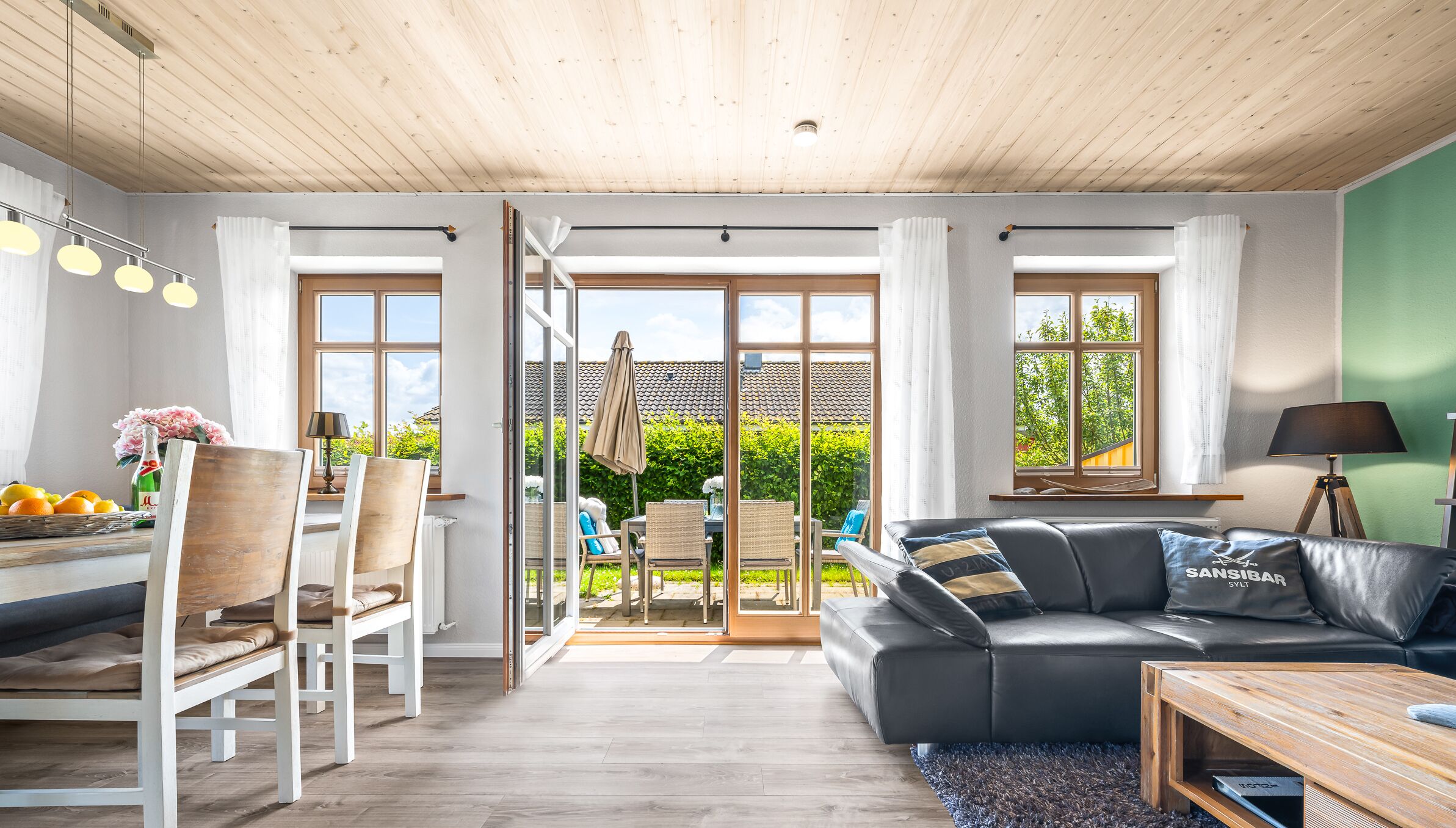 Tv, eldstad, dvd-spelare och böcker