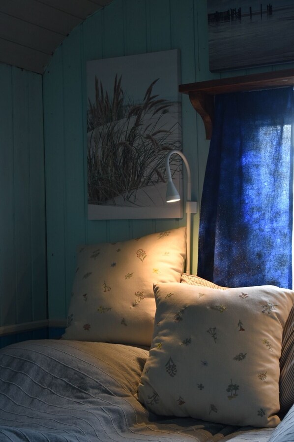 1 bedroom, bed sheets