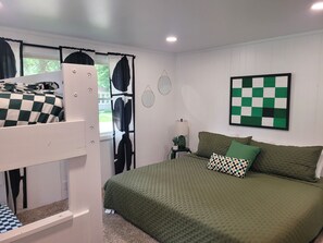 4 makuuhuonetta, työpöytä, silitysrauta/-lauta, ilmainen Wi-Fi