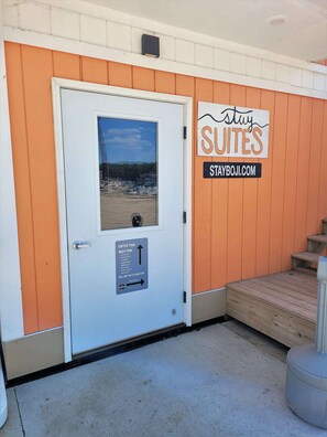 Exterior detail - 2 bedrooms with queen beds. (Arnolds Park)