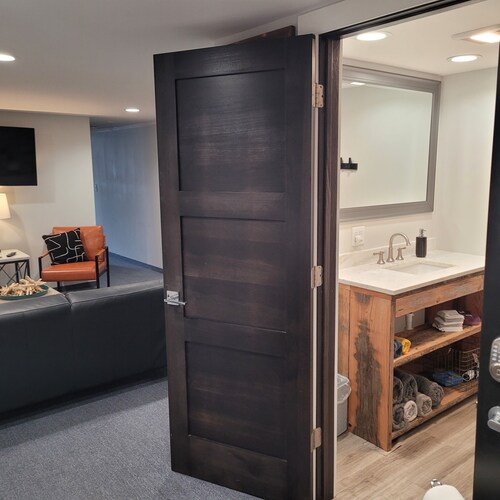 2 bedrooms with queen beds.