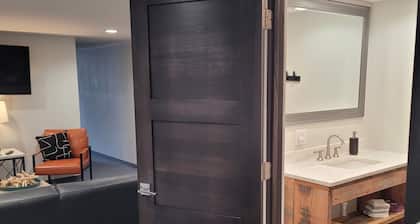 2 bedrooms with queen beds.