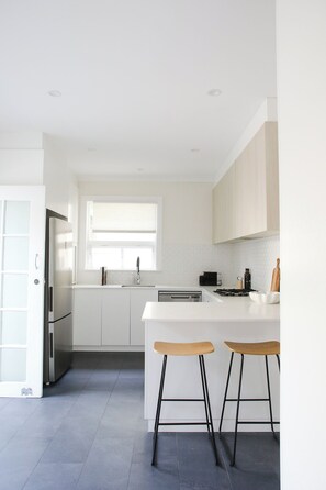 Kylskåp, mikrovågsugn, ugn och spishäll