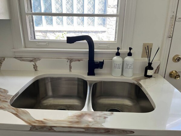 Interior - This house is a 2 bedroom(s), 1 bathrooms, located in Nashville, TN. (Nashville)