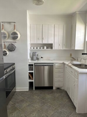 Fridge, microwave, oven, stovetop - This house is a 2 bedroom(s), 1 bathrooms, located in Nashville, TN. (Nashville)