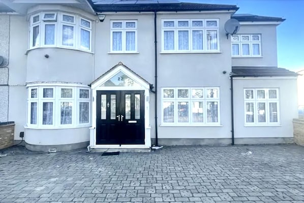 Exterior - Luxurious 6-bed Entire House in London Ilford (Ilford)