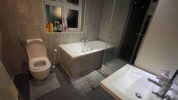 House | Bathroom | Separate bathtub and shower, deep-soaking bathtub, hair dryer, towels