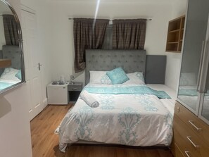 6 bedrooms, free WiFi, bed sheets - Luxurious 6-bed Entire House in London Ilford (Ilford)