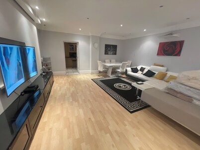 Luxurious 6-bed Entire House in London Ilford