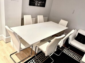 Dining - Luxurious 6-bed Entire House in London Ilford (Ilford)