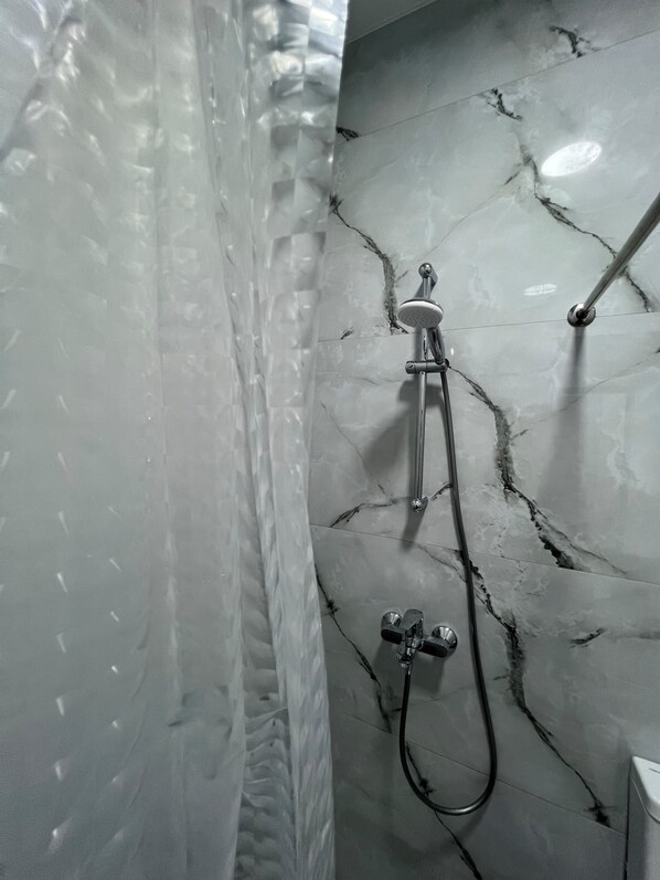 Apartamento clásico | Baño | Ducha, zapatillas, toallas y jabón
