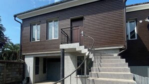 Une maison à deux étages avec un escalier menant à l’étage supérieur.