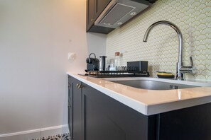 Een koelkast, een microgolfoven, een oven, een kookplaat