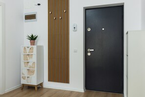 コンフォート アパートメント バルコニー | リビング エリア | 薄型テレビ