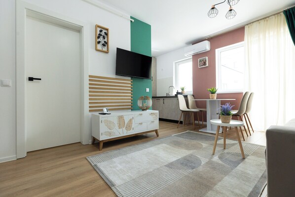 คอมฟอร์ทอพาร์ทเมนท์, ระเบียง | บริเวณนั่งเล่น | ทีวีจอแบน