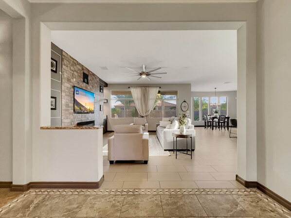 スマートテレビ、暖炉、ミュージックライブラリ、ビデオライブラリ