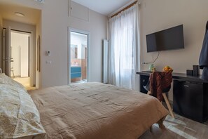 4 bedrooms, in-room safe, desk, iron/ironing board