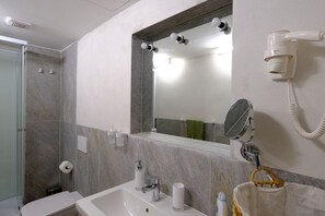 Douche, sèche-cheveux, bidet, serviettes fournies
