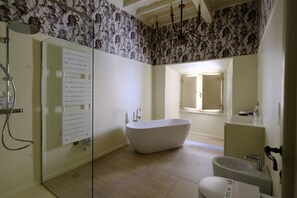 Shower, hair dryer, bidet, towels
