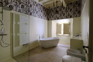 Dusche, Haartrockner, Bidet, Handtücher