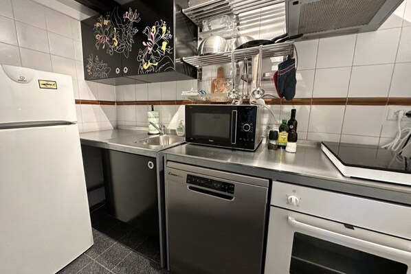 Jääkaappi, mikroaaltouuni, uuni, liesi