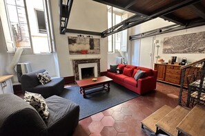 TV, fireplace