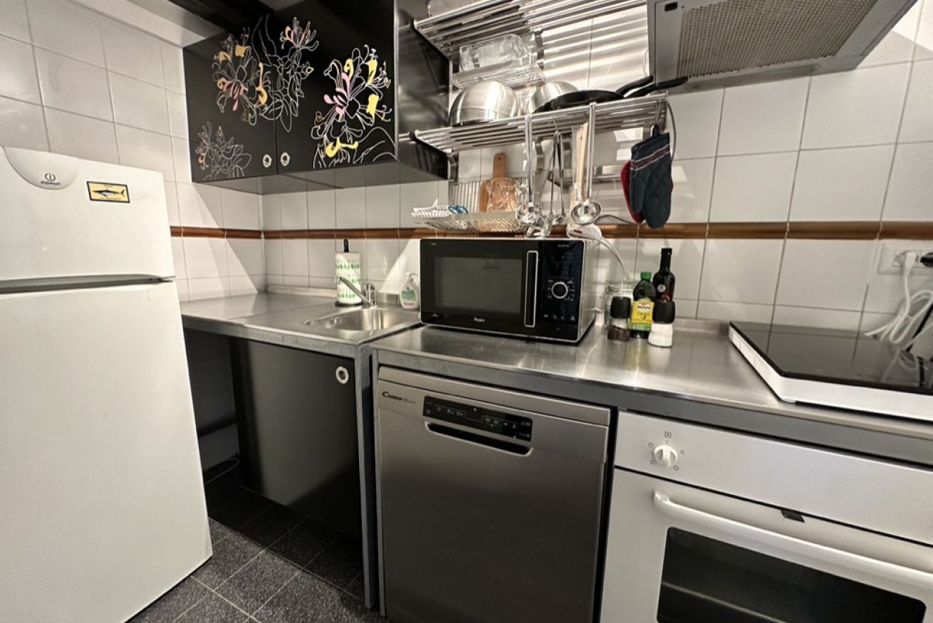 Kylskåp, mikrovågsugn, ugn och spishäll