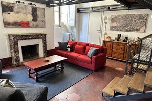 Télévision, cheminée