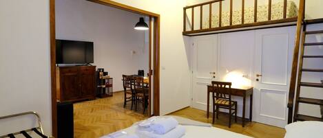 2 soverom, skrivebord, strykejern/-brett og wi-fi