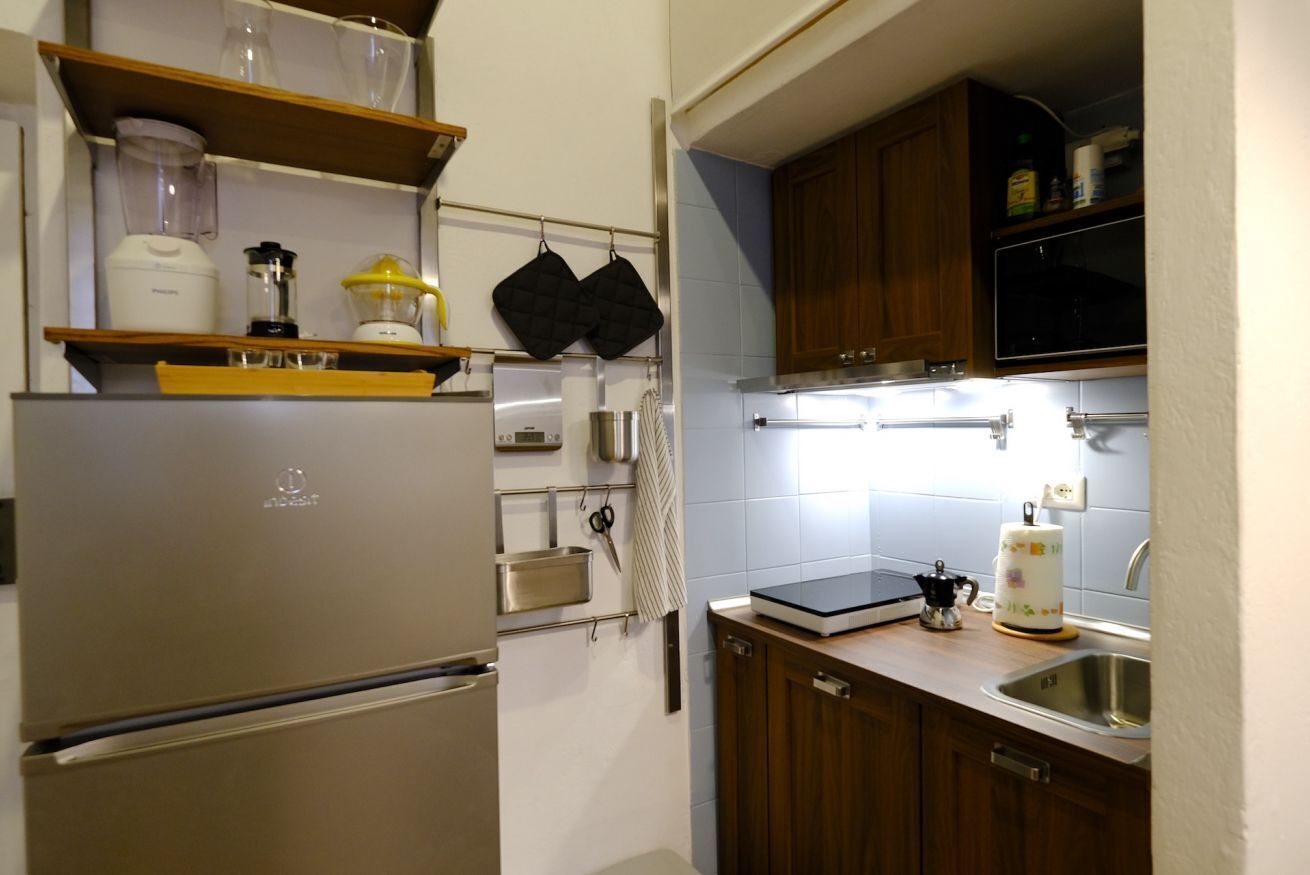 Frigorifero, microonde, forno, piano cottura