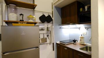 Frigorifero, microonde, forno, piano cottura