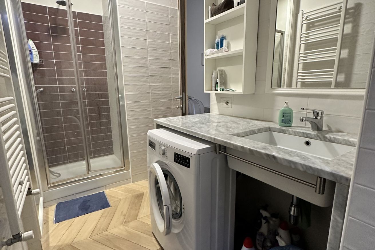 Een douche, een haardroger, een bidet, handdoeken