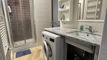 Een douche, een haardroger, een bidet, handdoeken