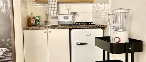 Réfrigérateur, micro-ondes, four, plaque de cuisson