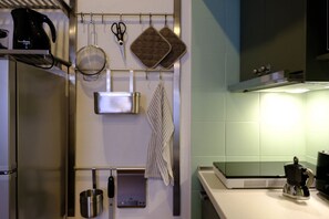 Kühlschrank, Mikrowelle, Ofen, Herdplatte