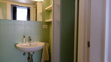Regadera, secadora de cabello, bidet, toallas