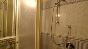 Ducha, secador de pelo, bidé y toallas