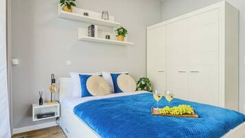 Deluxe appartement, balkon, uitzicht op binnenplaats | 1 slaapkamer, een laptopwerkplek, verduisterende gordijnen