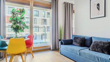 Deluxe appartement, balkon, uitzicht op binnenplaats | Woonruimte | Een 40-inch plasmatelevisie met kabelzenders