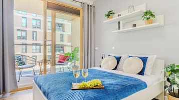 Deluxe appartement, balkon, uitzicht op binnenplaats | 1 slaapkamer, een laptopwerkplek, verduisterende gordijnen