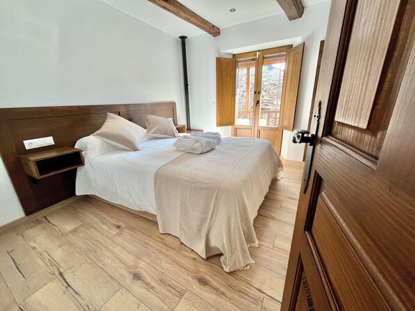 2 soverom, strykejern/-brett, reiseseng for barn og wi-fi