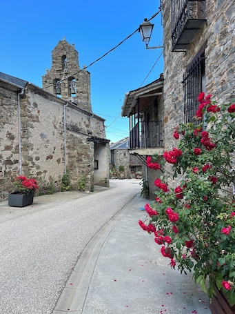 Property grounds. The Casina de la Yeye San Cristóbal de Valdueza