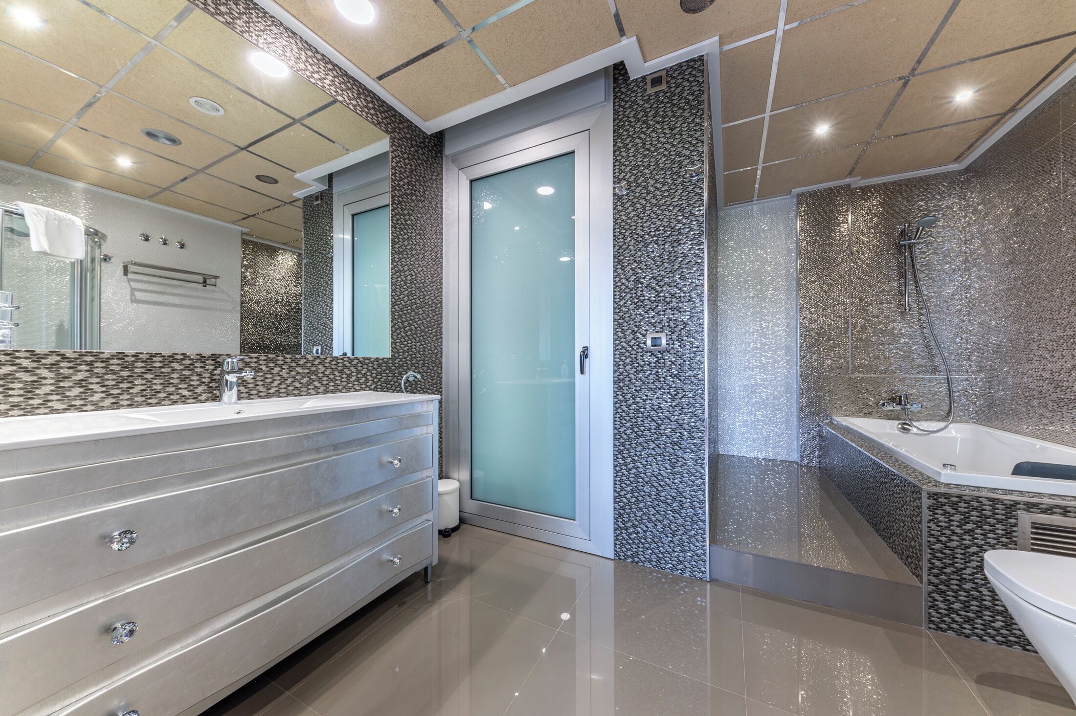 Deluxe Apartment, 2 Bedrooms, Sea View | Bathroom | Free toiletries, hair dryer, towels, soap