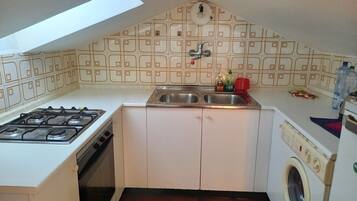 Réfrigérateur, plaque de cuisson, cafetiÚre/bouilloire