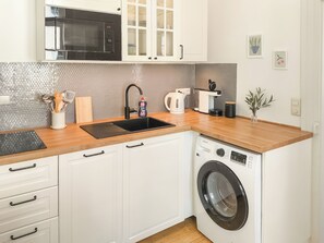 Geladeira, micro-ondas, cooktop, lava-louças